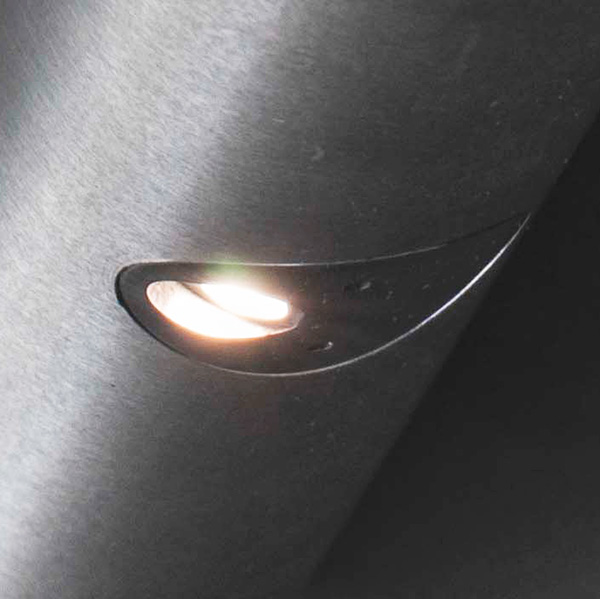 Outdoor metal handrail lighting